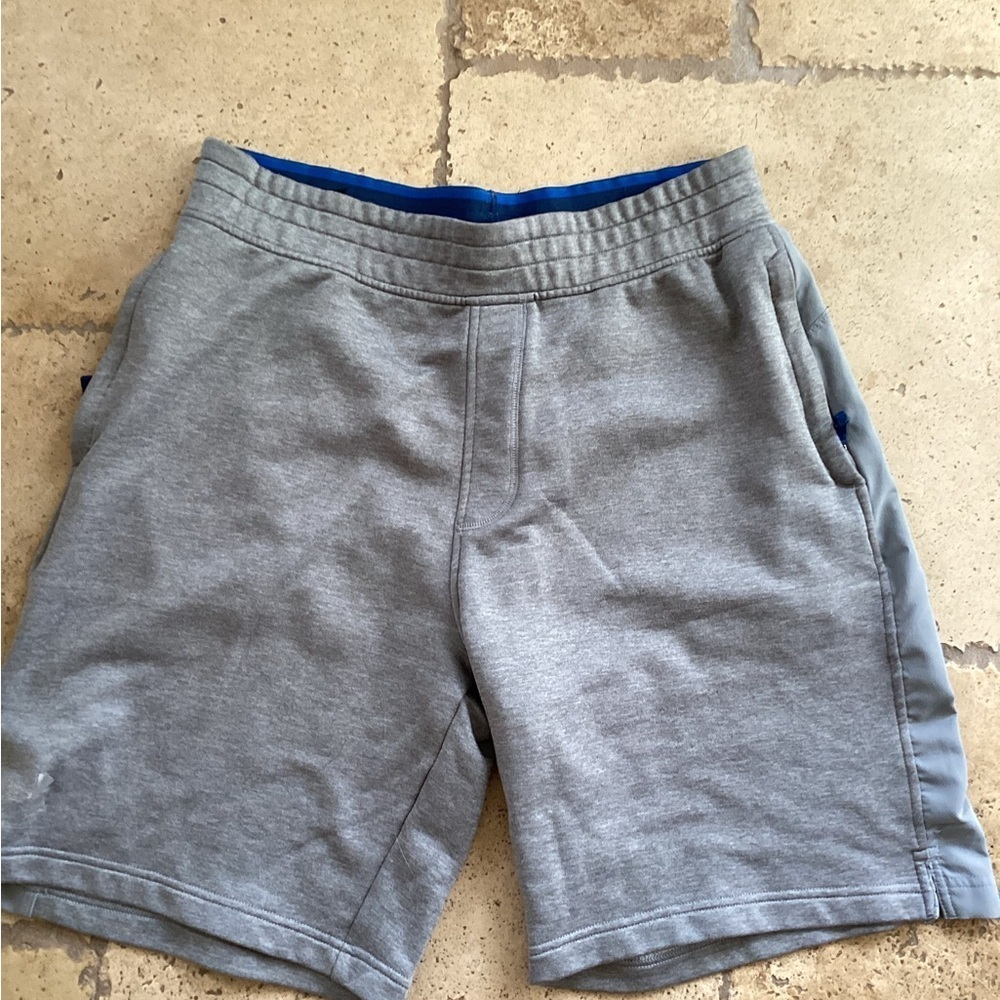 Under Armour shorts -SZ L
Zip pockets 
Waist 15”
Inseam 9”